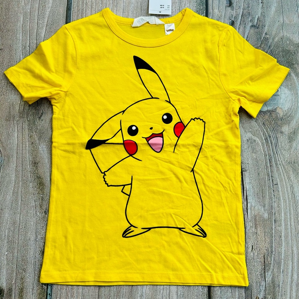 H&M size 6-8yrs kids Pikachu Short Sleeve T-Shirt, Yellow Tee, Pokémon, NWT